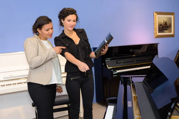 Mujeres mirando pianos —  Fotos de Stock