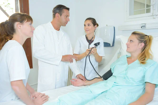 Étudiant en soins infirmiers apprenant à prendre la pression artérielle — Photo