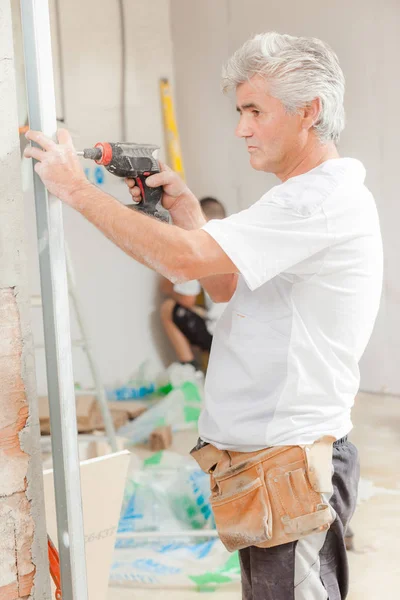 Mature builder and apartment — Stock Photo, Image