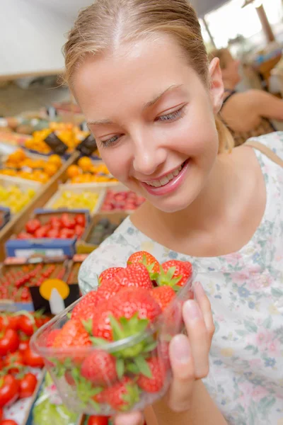 Erdbeere und Frau weiblich — Stockfoto