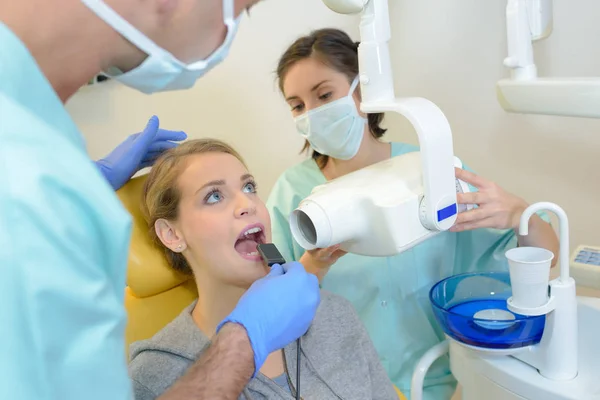 Dentysta, biorąc xray pacjentki — Zdjęcie stockowe