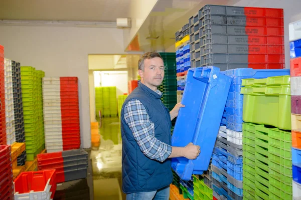 Man tar lådan från stacken — Stockfoto