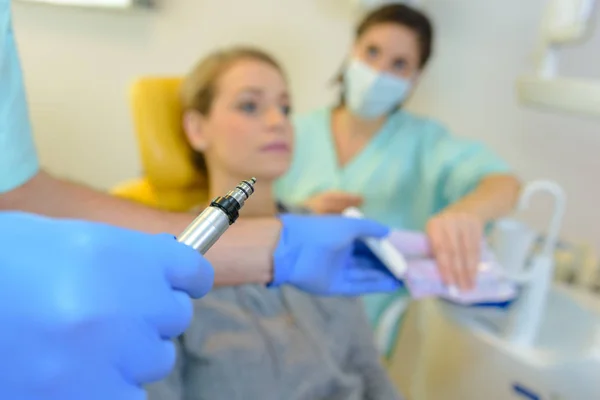Стоматологический пациент в клинике — стоковое фото