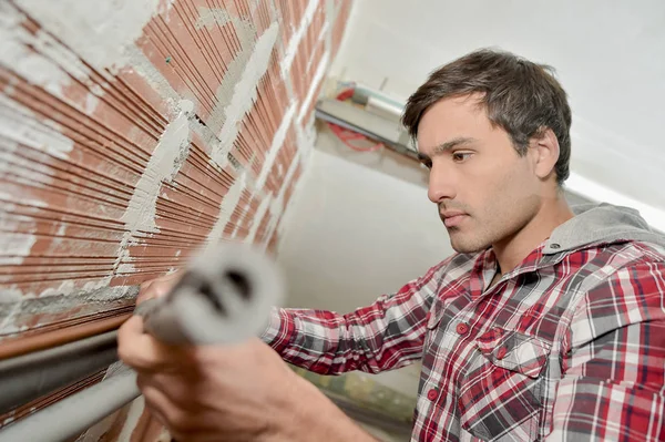 Hombre fontanería su casa — Foto de Stock