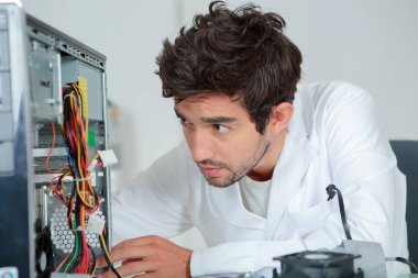 Computer repairman looking confused clipart