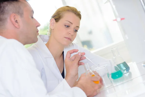 Techników laboratoryjnych kobiet i mężczyzn w miejscu pracy — Zdjęcie stockowe