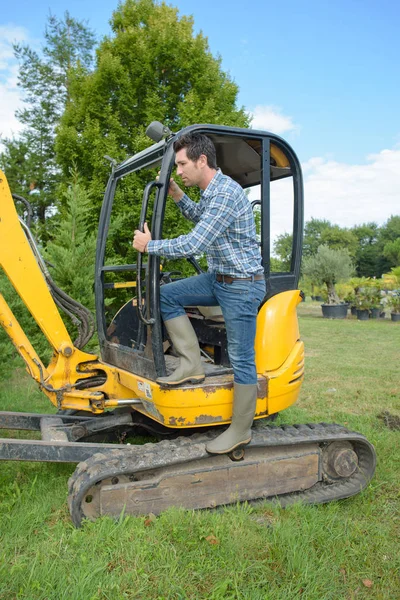 Man stond in de deuropening van digger — Stockfoto