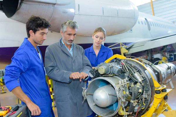 Inspektion av flygplan mekanism — Stockfoto