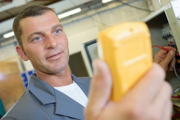 Deelvenster controleren met behulp van een voltmeter — Stockfoto