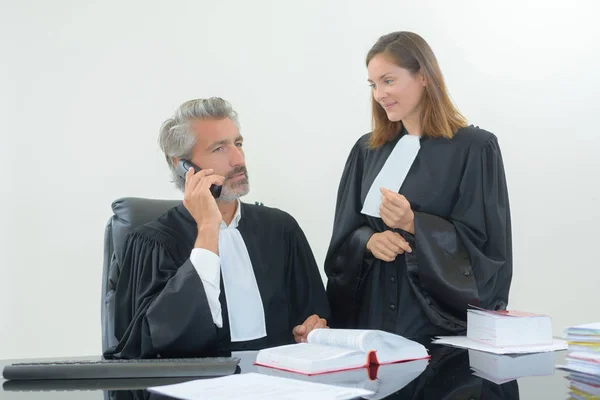 Sędziów, rozmowy telefoniczne — Zdjęcie stockowe