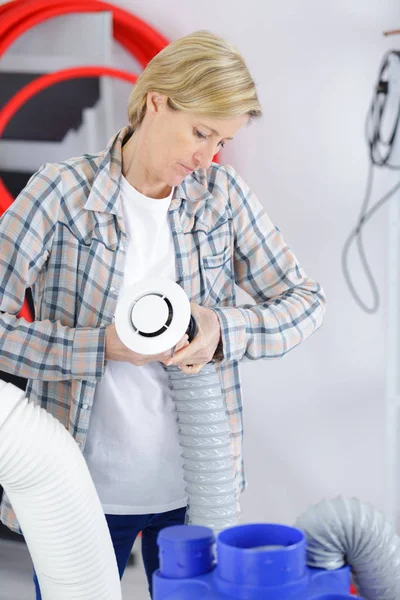 Woman fixing the tubes — Stock Photo, Image