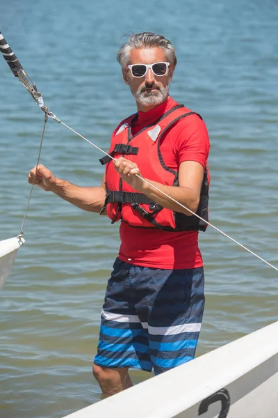 Entrenamiento profesional de hombre de agua en el lago con catamarán —  Fotos de Stock