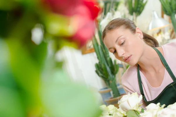 Fleuriste et femme sérieuse — Photo