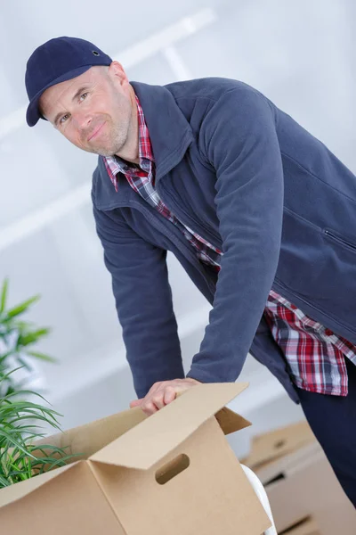 Glada leende leverans mannen bära lådor — Stockfoto