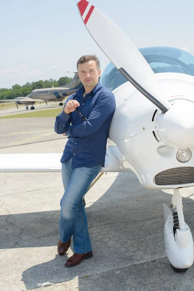 Homem com um pequeno avião — Fotografia de Stock