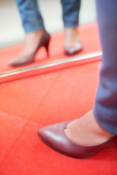 Schoenen in een spiegel — Stockfoto