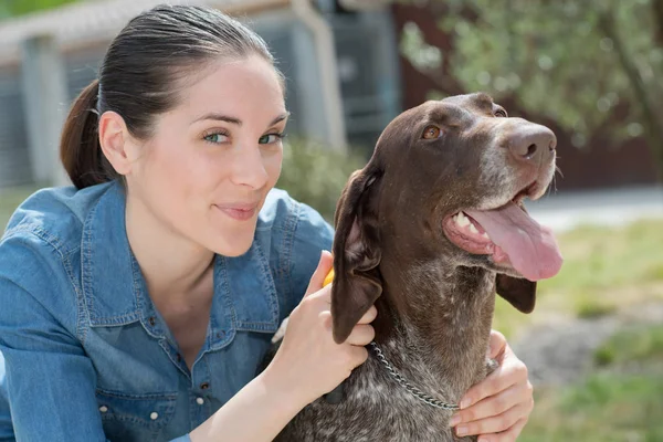 Perro acariciador veterinario hembra en refugio de animales — Foto de Stock