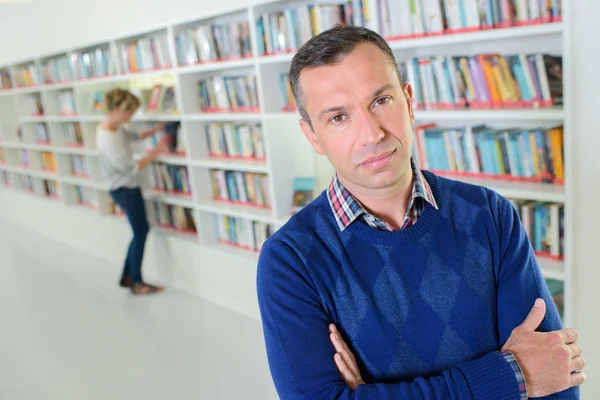 Buchhandlung mit Mann posiert — Stockfoto