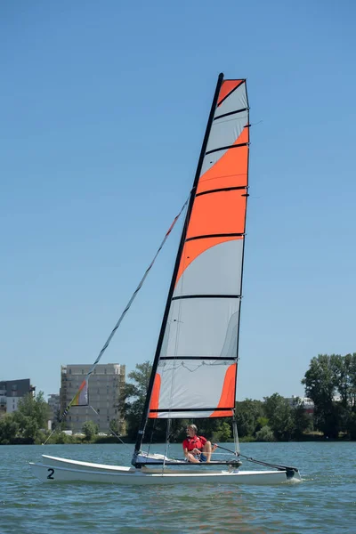 Segeln auf einem See - Sommer- und Sportthema — Stockfoto