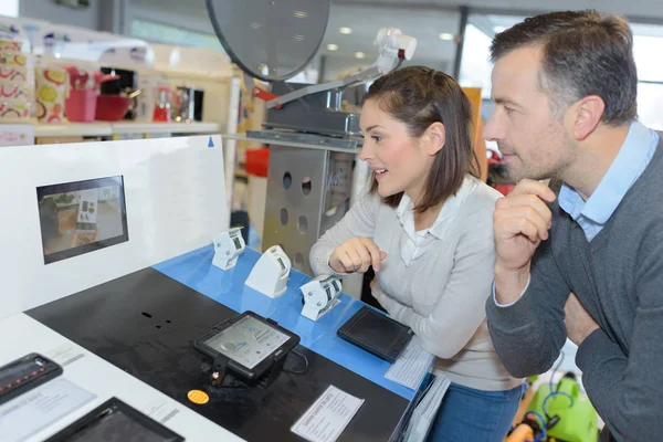 Paar kauft in Elektronikgeschäft ein — Stockfoto