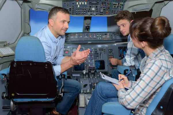 Uçak simülatörü konuşmada — Stok fotoğraf