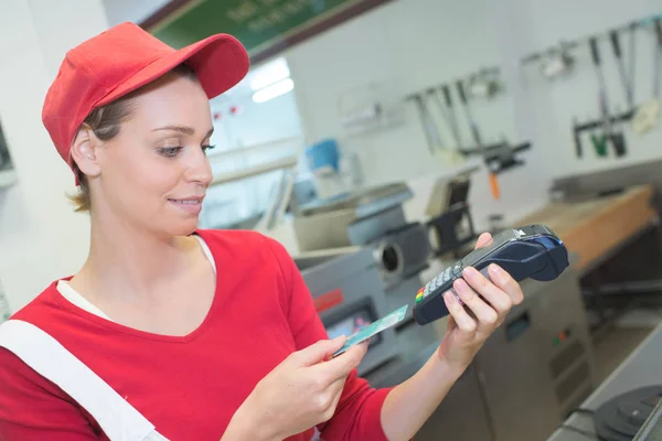 Damen i snabbmat utlopp tar kortbetalning — Stockfoto