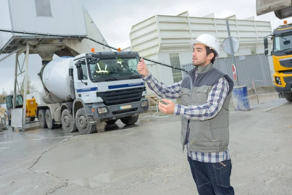 Levering af cement og deponering - Stock-foto