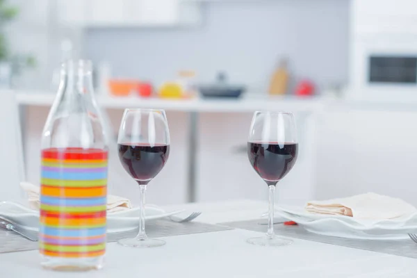 Conjunto de mesa para comida con anteojos de vino —  Fotos de Stock