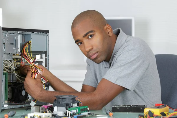 Technicien de carte mère posant et carte mère — Photo