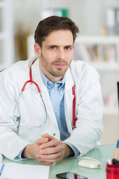 Nahaufnahme eines männlichen Arztes in seinem Büro — Stockfoto