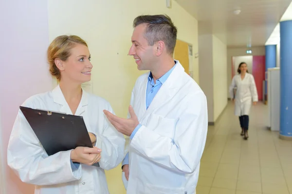 Le personnel médical bavarde dans le couloir de l'hôpital — Photo