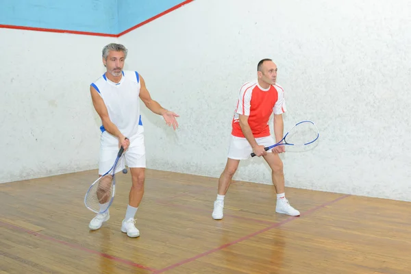 Uomini che giocano a squash e squash — Foto Stock