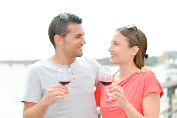 Couple outdoors drinking a glass of red wine — Stock Photo, Image