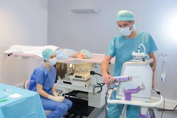 Medico che prepara attrezzature per la procedura medica — Foto Stock