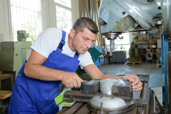 Maquinista reparar uma máquina — Fotografia de Stock