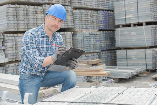 Fabricante de placas de construcción y hombre — Foto de Stock