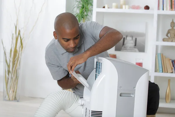 Man working on residential air conditioner — Stock Photo, Image