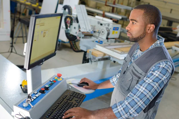 Verwendung des Werksrechners — Stockfoto