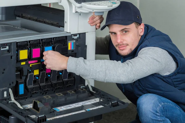 Ung manlig tekniker reparera digital kopiator skrivare maskin — Stockfoto