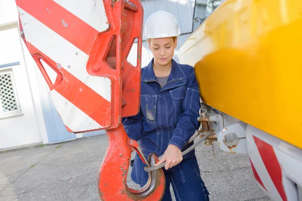 Femme attachant le câble au treuil de la grue — Photo