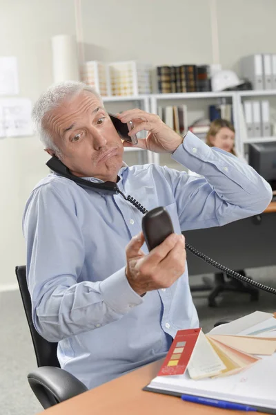 Jefe sobrecargado de trabajo en el teléfono —  Fotos de Stock