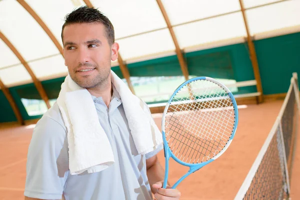 Muž na tenisový kurt — Stock fotografie