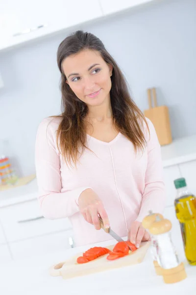 Femme dans une cuisine — Photo