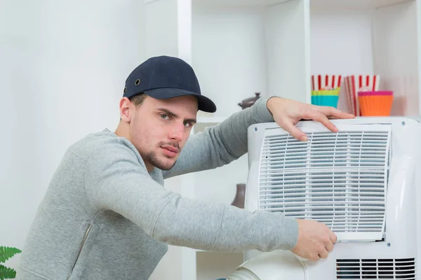 Knappe technicus installeren airconditioners in gebouw — Stockfoto