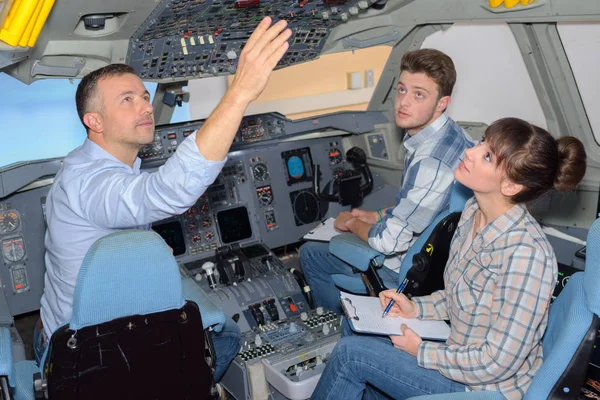 Studenten mit Instruktor im Flugzeug-Cockpit — Stockfoto