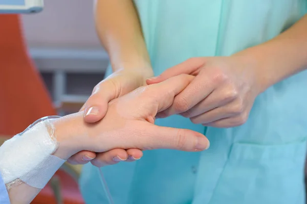 Verpleegkundige die patiënten s hand — Stockfoto