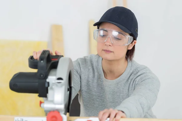 Tagliere donna adulta in officina — Foto Stock