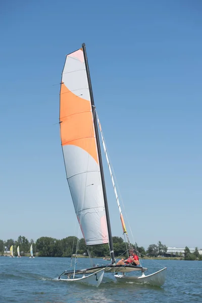 Navegar en un lago - verano y el tema deportivo — Foto de Stock