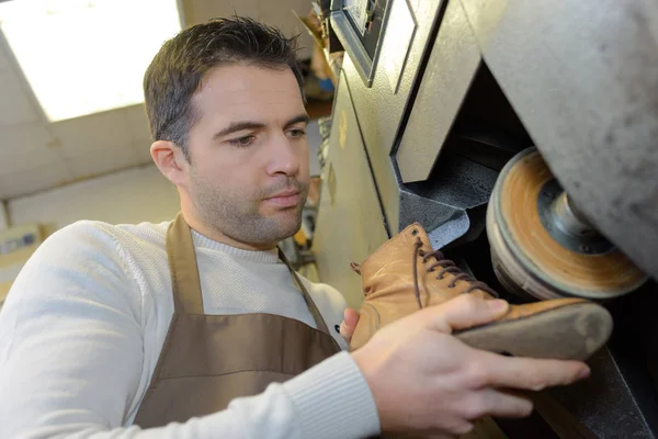 Réparation d'une chaussure — Photo