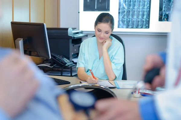 Transcripcionista médica en la clínica — Foto de Stock